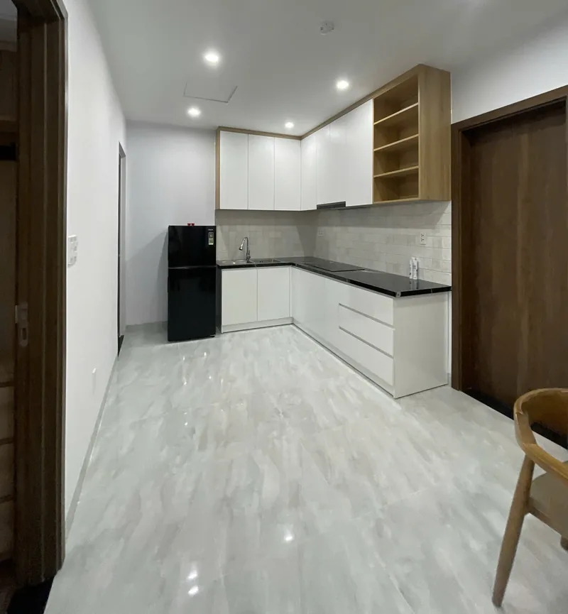 Bếp căn hộ hoàn thiện với sàn bóng sạch và backsplash gạch sau khi thi công ron epoxy, công trình Bảo Resin tại Đà Nẵng