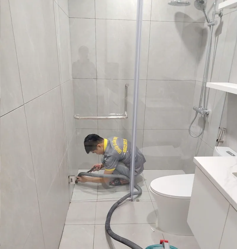 Kỹ thuật viên Bảo Resin đang xử lý ron trong phòng tắm tại Đà Nẵng