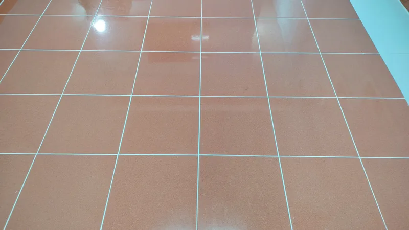 Sàn gạch đỏ sáng bóng với đường ron epoxy màu sáng, đều màu, công trình Bảo Resin tại Đà Nẵng