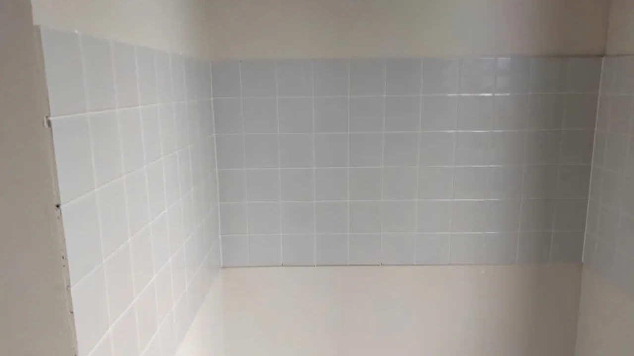 Tường gạch trắng phòng tắm với đường ron epoxy trắng đều, sáng bóng, công trình Bảo Resin tại Đà Nẵng