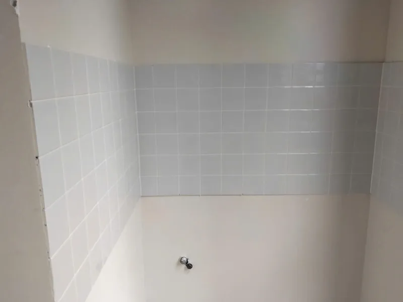 Tường gạch trắng phòng tắm với đường ron epoxy trắng đều, sáng bóng, công trình Bảo Resin tại Đà Nẵng