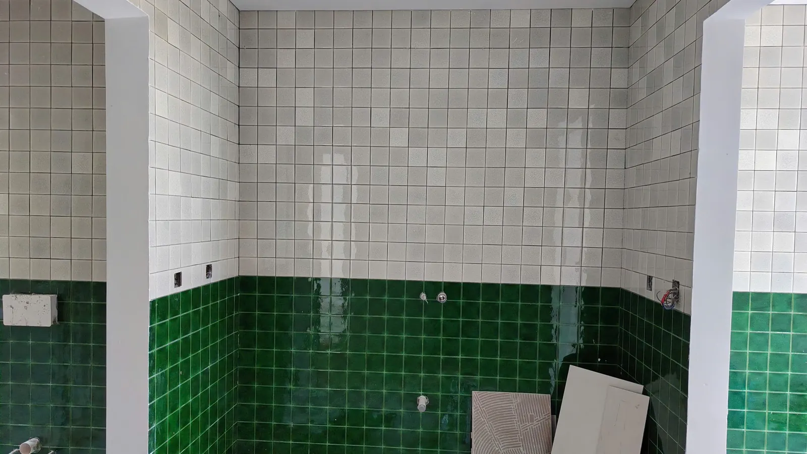 Toàn cảnh nhà vệ sinh lát gạch men rạn trắng và xanh lá sau khi thi công ron epoxy, công trình Bảo Resin tại Đà Nẵng