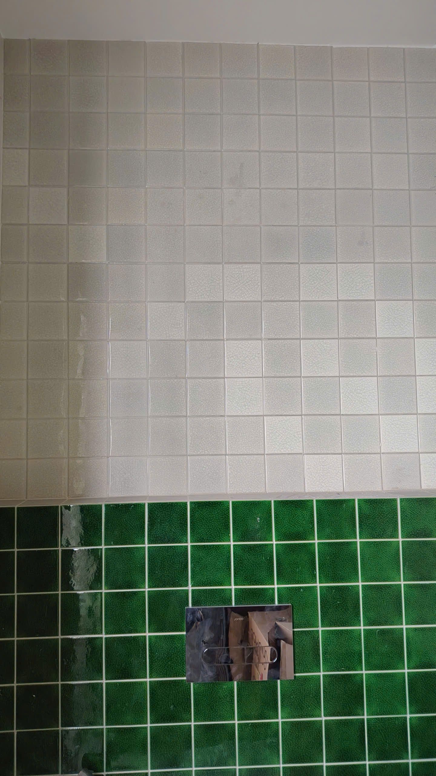 Cận cảnh đường ron epoxy trắng giữa gạch men rạn trắng và xanh lá, công trình thi công ron gạch của Bảo Resin tại Đà Nẵng