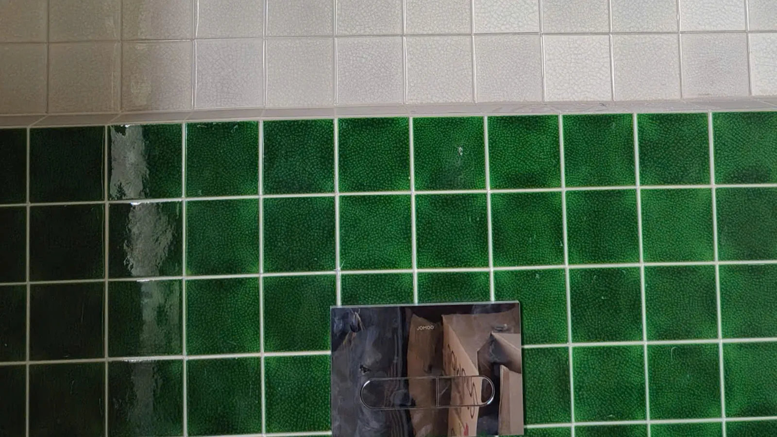 Cận cảnh đường ron epoxy trắng mịn, đều màu giữa gạch men rạn trắng và xanh lá, công trình Bảo Resin tại Đà Nẵng